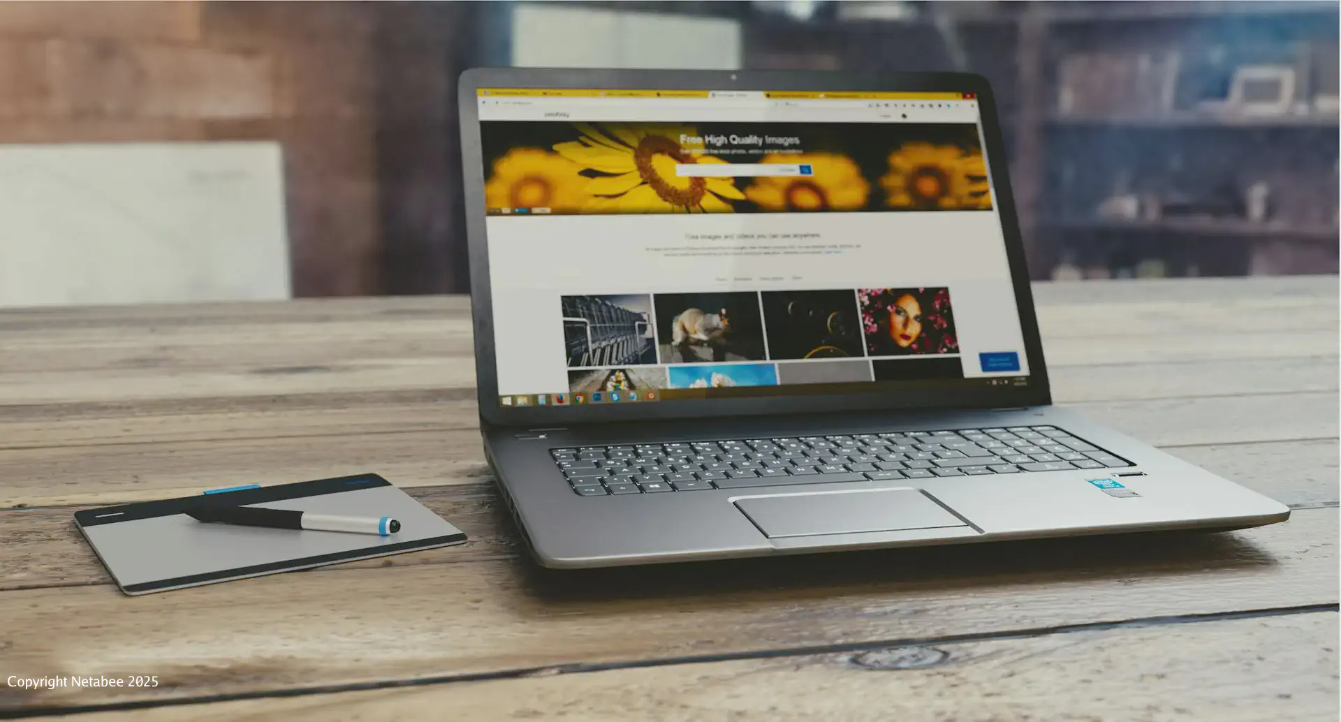 un ordinateur portable montrant un site web